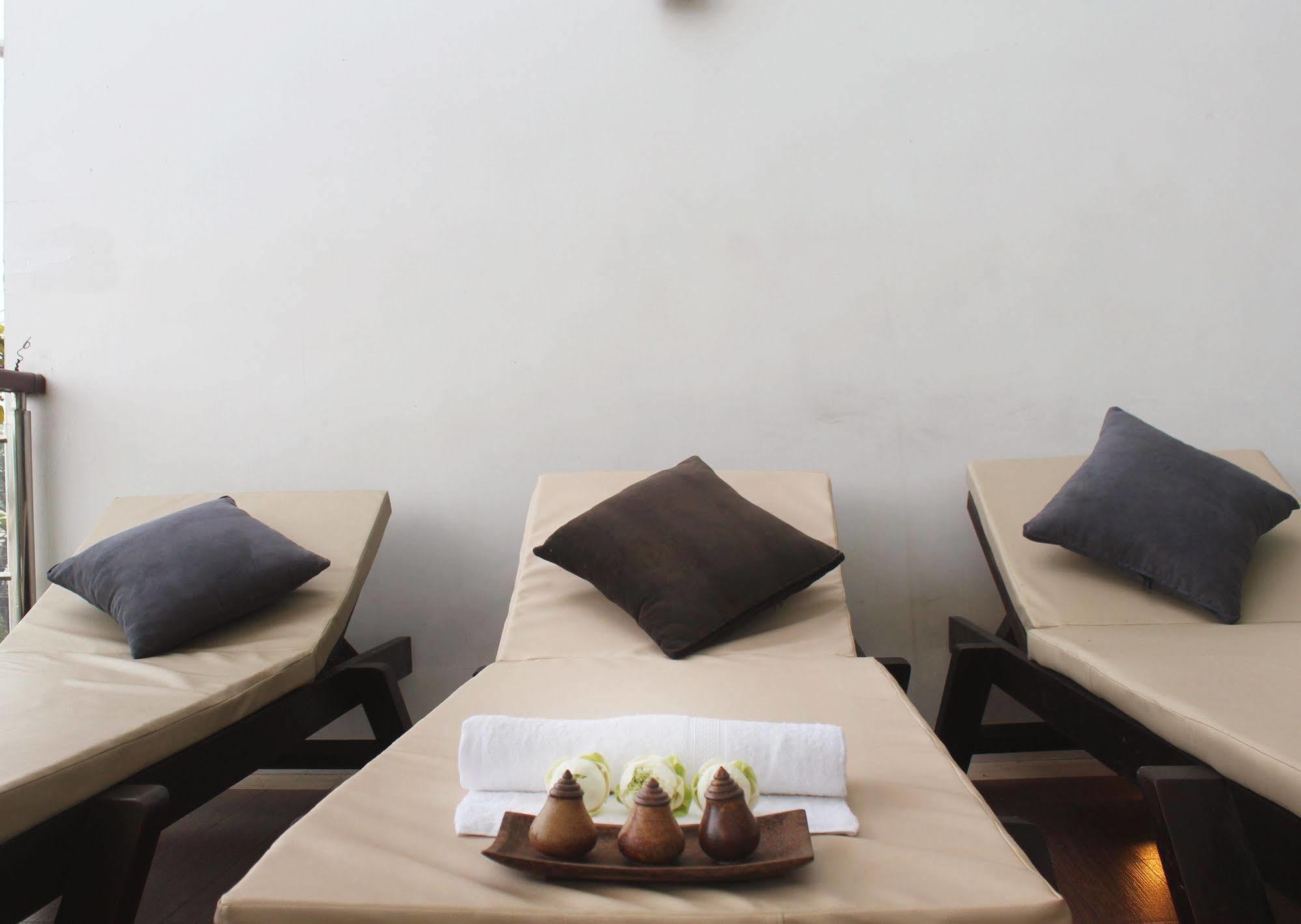 Crystal Blue Boutique Khách sạn 3*